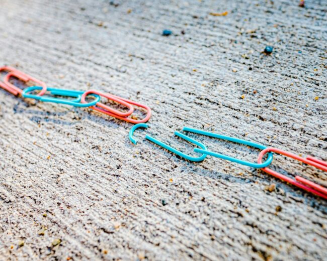 research recruitment is broken - image of a paperclip chain broken